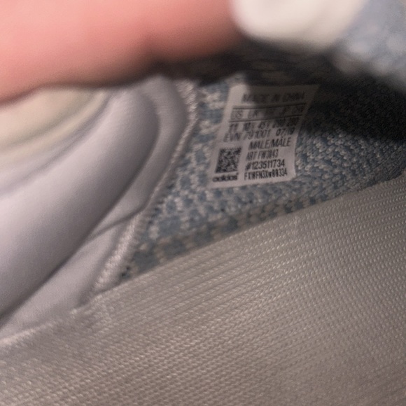 Yeezy 350 v2 - Picture 3 of 3